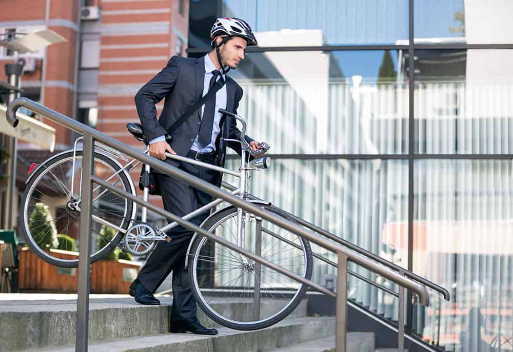 Businessmann fährt mit dem Fahrrad ins Büro