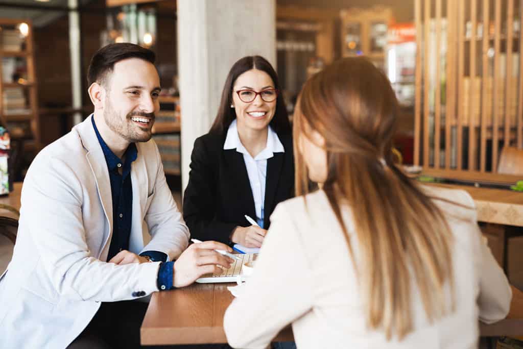 Bewerberin sitzt zum Interview am Tisch